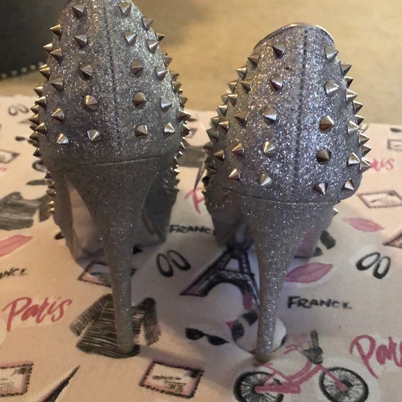 Sexy silver spiky heels - Picture 4 of 5